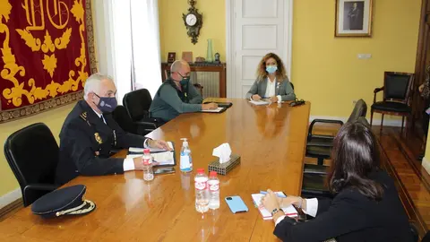 Reuni&oacute;n de la delegada del Gobierno y FCSE