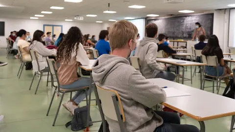 Alumnos del primer curso de la Escuela de Ingenieros de Sevilla en las aulas habilitadas donde se cumple todas las medidas por el Covid-19. Sevilla a 28  de septiembre 2020