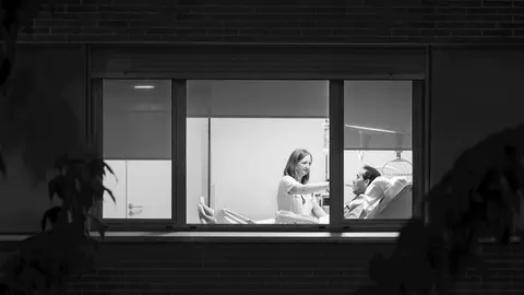 Foto ganadora del cert&aacute;men 'FotoEnfermer&iacute;a 2018'. Enfermera atiende a un paciente