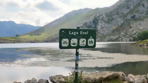 Lago Enol, uno de los Lagos de Covadonga, en los Picos de Europa.