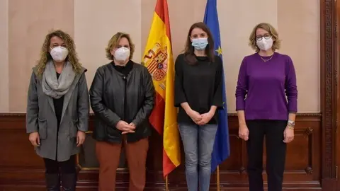 La presidenta de FADEMUR, Teresa L&oacute;pez, y otras representantes de la federaci&oacute;n se re&uacute;nen con la Ministra de Igualdad, Irene Montero