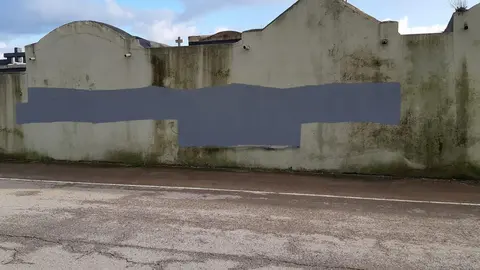 Parche con el que se ha suprimido la pintada alusiva a Revilla