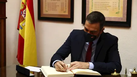 El presidente del Gobierno, Pedro S&aacute;nchez, visita la Unidad militar de Vigilancia Epidemiol&oacute;gica, en el Cuartel General del Mando de Artiller&iacute;a Antia&eacute;rea, en Madrid (Espa&ntilde;a), a 4 de noviembre de 2020.