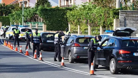 Control policial en rotoda Corban , en Santander.