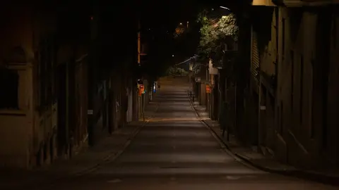 Una v&iacute;a de Barcelona vac&iacute;a al inicio del toque de queda impuesto de 22.00 horas a 06.00 horas por la crisis sanitaria del Covid-19, en Barcelona, Catalunya, (Espa&ntilde;a), a 2 de noviembre de 2020. 