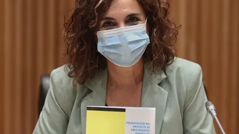 (ILa ministra de Hacienda y Funci&oacute;n P&uacute;blica, Mar&iacute;a Jes&uacute;s Montero, con los Presupuestos de 2021