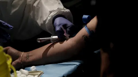 Un sanitario saca sangre a una mujer en el Centro de las Artes Auditorium Municipal de Arroyomolinos, Madrid (Espa&ntilde;a), a 7 de septiembre de 2020.