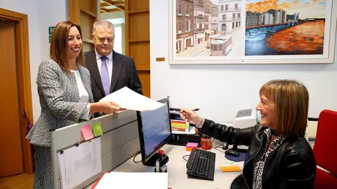 Foto de archivo. La consejera de Econom&iacute;a y Hacienda, Mar&iacute;a S&aacute;nchez, registra los Presupuestos de Cantabria para 2020 en el Parlamento, acompa&ntilde;ada por el jefe de la C&aacute;mara, Joaqu&iacute;n G&oacute;mez