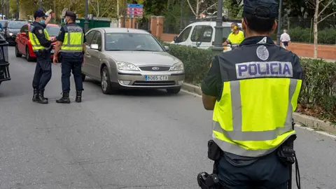 Agentes de la Polic&iacute;a Nacional realizan controles de movilidad en la Av de Portugal de Sevilla a 06 de noviembre 2020