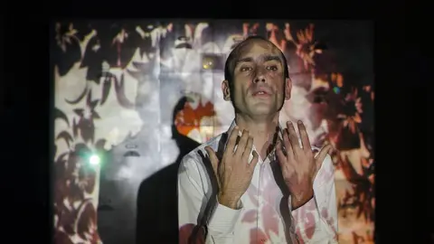 El actor Javier Garc&iacute;a Ortega en el espect&aacute;culo 'Amor oscuro'