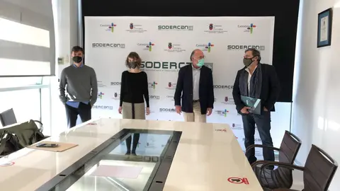 El director de Sodercan, Javier Carri&oacute;n, con representantes de la plataforma de Productoras Asociadas de Cantabria de Cine y Audiovisuales (PACCA)