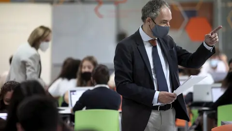 Un profesor dando clase de Matem&aacute;ticas de 4&ordm; de la ESO en un colegio de San Sebasti&aacute;n de los Reyes (Madrid)