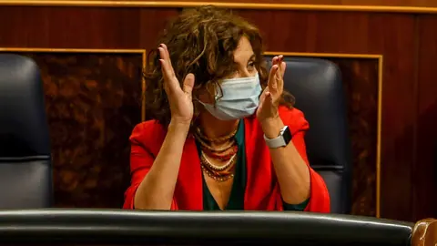 La portavoz del Gobierno y ministra de Hacienda, Mar&iacute;a Jes&uacute;s Montero, aplaude en el Congreso