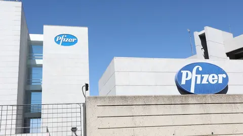 Logo de Pfizer en el edificio de los laboratorios de la marca en Madrid (Espa&ntilde;a), a 2020.  