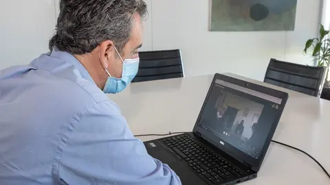 Mart&iacute;n se re&uacute;ne con el comit&eacute; de Sniace por videoconferencia