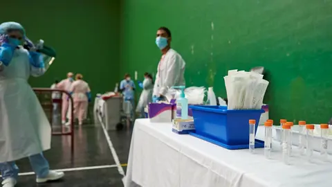 Vista del material necesario para la realizaci&oacute;n de pruebas PCR en el dispositivo instalado en el Front&oacute;n Arizmendi de Ermua, Vizcaya