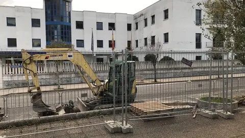 Obras en la acera  frente al Hospital de Laredo