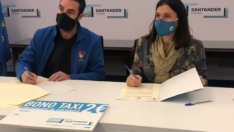 La alcaldesa de Santander, Gema Igual, y el presidente de la Federaci&oacute;n C&aacute;ntabra del Taxi, Manu Andoni Ruiz, suscriben el convenio del bono taxi para personas con discapacidad