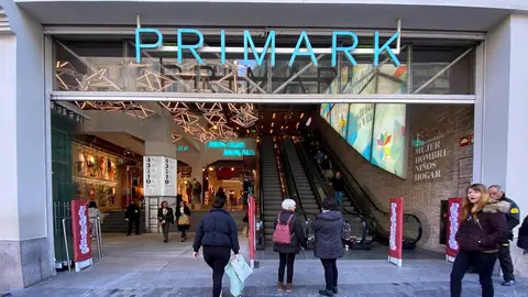 Entrada principal de la tienda Primark en Gran V&iacute;a (Madrid)