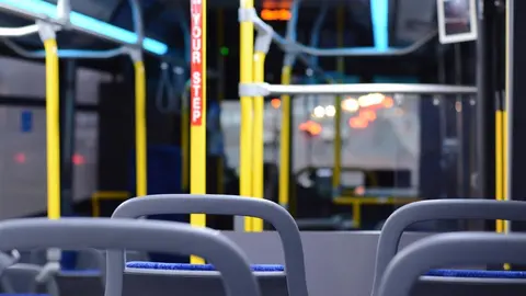 Interior de un autob&uacute;s