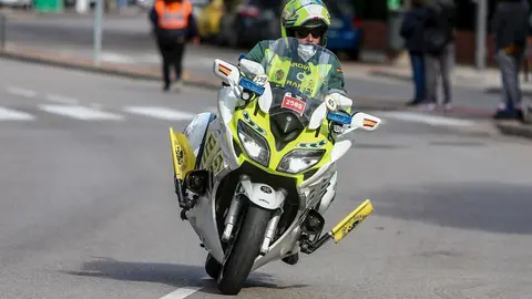 Una moto de la Guardia Civil de Tr&aacute;fico durante el paso de la Vuelta Ciclista a Espa&ntilde;a por Pozuelo de Alarc&oacute;n (Madrid)