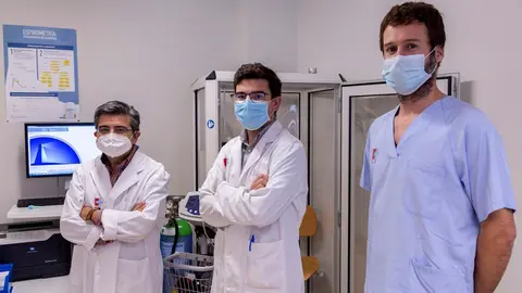 De izquierda a derecha, los doctores Jos&eacute; Manuel Cifri&aacute;n y Carlos Amado y el enfermero, Guillermo Ag&uuml;ero.