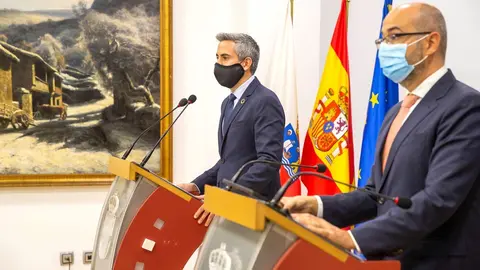 El vicepresidente de Cantabria y consejero de Universidades, Igualdad, Cultura y Deporte, Pablo Zuloaga (izda), presenta los presupuestos de su departamento para 2021 junto al secretario general de la Consejer&iacute;a, Santiago Fuente