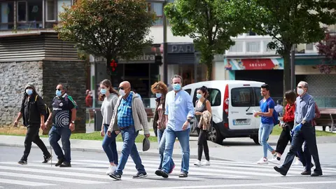 Transe&uacute;ntes pasean por calles de Santander, Cantabria, una de las 15 comunidades que a partir del pr&oacute;ximo lunes 8 de junio pasar&aacute; a la Fase 3 de la desescalada instaurada por el Gobierno. Tras conocer la confirmaci&oacute;n del paso a la fase 3, el presidente c&aacute;