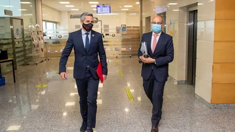 El vicepresidente de Cantabria y consejero de Universidades, Igualdad, Cultura y Deporte, Pablo Zuloaga, con el secretario general de su departamento