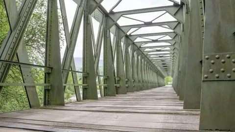 Antiguo puente del ferrocarril sobre la v&iacute;a verde del Pas