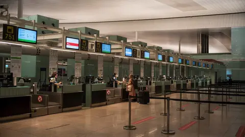 Una pasajera acude a los mostradores de las aerol&iacute;neas del Aeropuerto Josep Tarradellas Barcelona-El Prat, en Barcelona, Catalunya, (Espa&ntilde;a), a 12 de septiembre de 2020. Una jornada marcada por la pandemia del coronavirus.