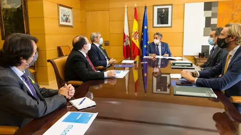 El presidente, Miguel &Aacute;ngel Revilla, y el consejero de Transporte, Francisco Mart&iacute;n, se re&uacute;nen con representantes de Alsa