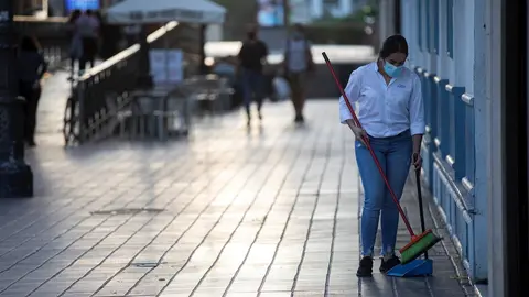 Una camarera tras recoger el mobiliario de la terraza de un bar. En Sevilla (Andaluc&iacute;a, Espa&ntilde;a), a 10 de noviembre de 2020.