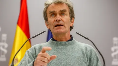 El director del Centro de Coordinaci&oacute;n de Alertas y Emergencias Sanitarias (CCAES), Fernando Sim&oacute;n, ofrece una rueda de prensa para informar sobre la evoluci&oacute;n de la pandemia de coronavirus, en el Ministerio de Sanidad, Madrid (Espa&ntilde;a), a 10 de noviembre.