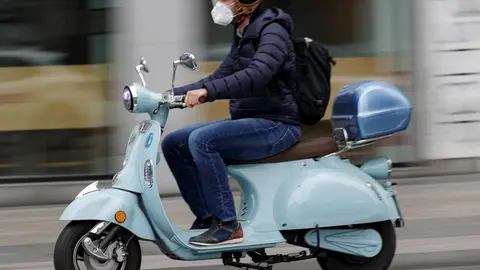 Un hombre circula en moto protegido con mascarilla por la capital. En Madrid, (Espa&ntilde;a), a 12 de mayo de 2020.