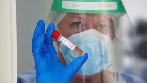 La enfermera Sara Fern&aacute;ndez Rodr&iacute;guez realiza test PCR para la detecci&oacute;n del COVID-19 en el "Autocovid" del Hospital Universitario Central de Asturias (HUCA), Oviedo (Asturias), a 11 de noviembre de 2020.