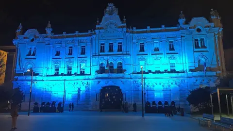 La fachada del Ayuntamiento iluminada de azul