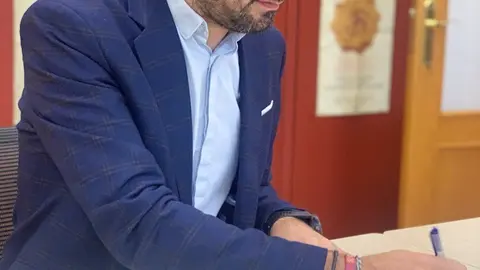 El alcalde de Torrelavega firma el convenio con AMAT