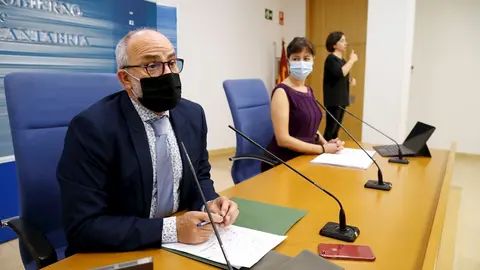 El consejero de Sanidad, Miguel Rodr&iacute;guez, y la directora general de Salud P&uacute;blica, Paloma Navas