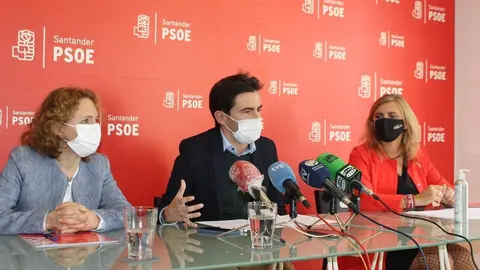 De izda a decha, Isabel Fern&aacute;ndez, Pedro Casares y Noelia Cobo, en la rueda de prensa