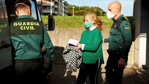 Carmen Merino, la acusada por el crimen del cr&aacute;neo de Castro Urdiales, sale custodiada por agente de la Guardia Civil a su salida del Juzgado de Instrucci&oacute;n n&uacute;mero 3 de Castro Urdiales