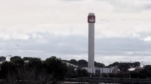 Logo del Banco Santander en lo alto de una construcci&oacute;n en la entrada a la Ciudad Financiera del Grupo Santander cerca de la localidad madrile&ntilde;a de Boadilla del Monte.