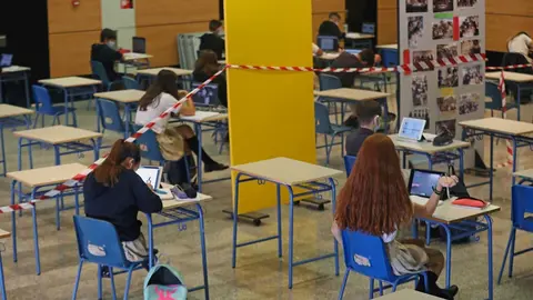 Alumnos atienden desde su ordenador clases virtuales impartidas en un colegio. Archivo