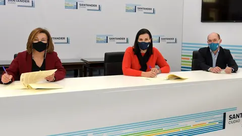 Firma del convenio entre el Ayuntamiento de Santander y ARACCUA