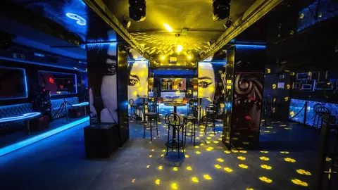 Sillas en la pista de baile de la discoteca La Cartuja (Calle de la Cruz, 10) para impedir que &eacute;sta se utilice, horas antes de su reapertura tras el par&oacute;n por el COVID-19, en Madrid (Espa&ntilde;a), a 3 de julio de 2020.