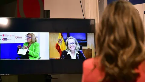 La vicepresidenta y ministra de Asuntos Econ&oacute;micos, Nadia Calvi&ntilde;o (d), interviene por videoconferencia para clausurar el XXV Encuentro de Econom&iacute;a, en S&rsquo;Agar&oacute;, en Girona, Catalunya, (Espa&ntilde;a), a 14 de noviembre de 2020. 