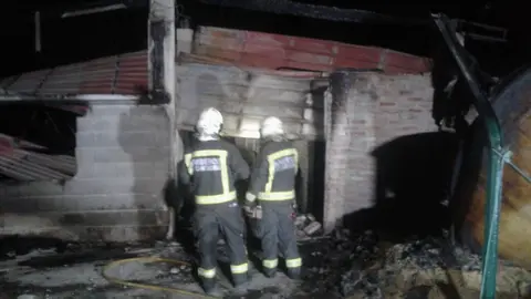 Incendio en una nave av&iacute;cola en La Cavada