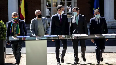 El presidente del Gobierno, Pedro S&aacute;nchez, con los agentes sociales