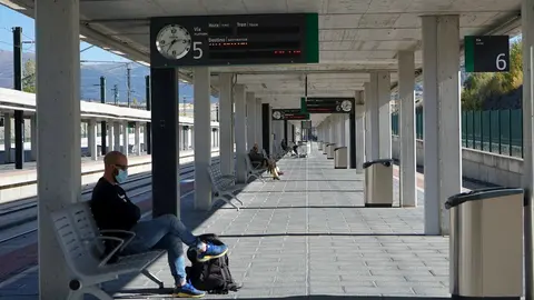 Un pasajero espera en la estaci&oacute;n de tren ADIF de Segovia, Castilla y Le&oacute;n, Espa&ntilde;a, a 30 de octubre de 2020