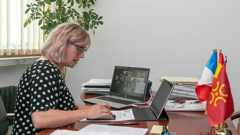 Alcaldesa de Polanco, Rosa D&iacute;ez, en el Pleno municipal telem&aacute;tico que ha aprobado los presupuestos de 2021